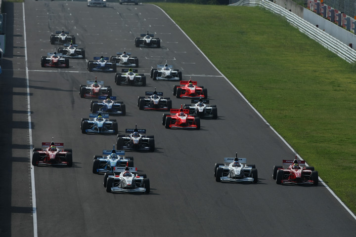 決勝レーススタート予選4位のブノワ・トレルイエ（mobilecast IMPUL）がアウトから2位に上がる