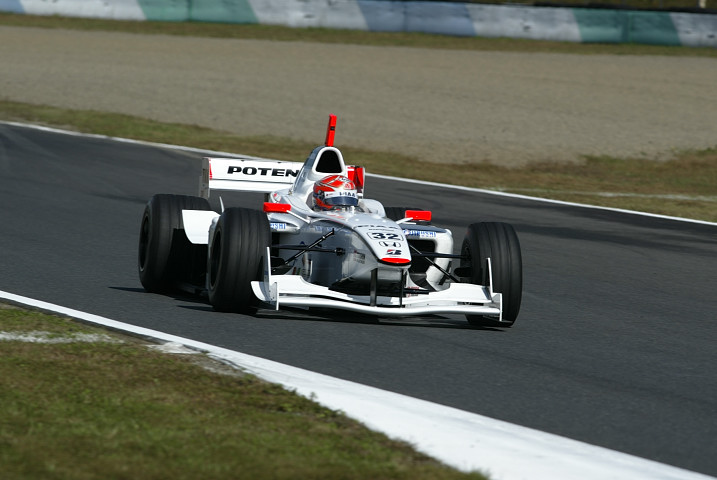 予選1回目で暫定ポールについたのは小暮卓史（PIAA NAKAJIMA）