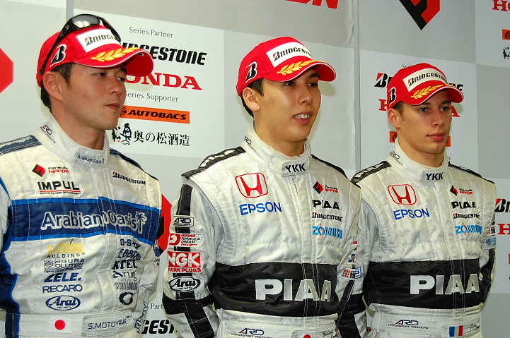 予選トップ3、PP小暮卓史（中央）、予選2位ロイック・デュバル（右）、予選3位本山哲（左）