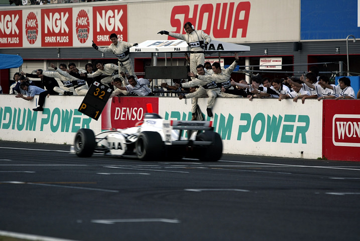 歓喜のピットクルーに迎えられトップでチェッカーを受ける小暮卓史（PIAA NAKAJIMA）