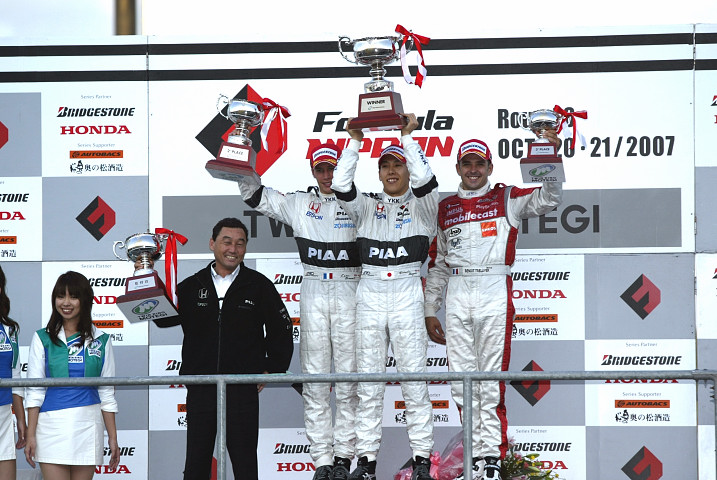 表彰式左から優勝監督中嶋悟、2位ロイック・デュバル、優勝小暮卓史、3位ブノワ・トレルイエ