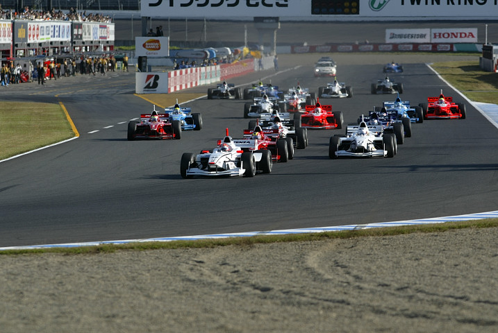 第8戦がスタートした。小暮卓史（NAKAJIMA）が好スタート。ロイック・デュバル（同）は出遅れ�