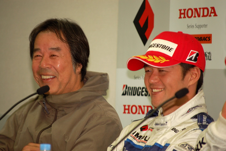 記者会見にて、優勝した本山哲とチームチャンピオン監督、星野一義