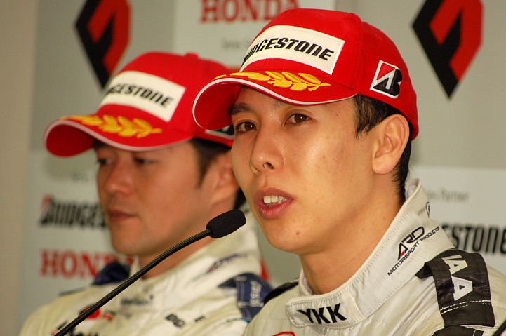 記者会見にて、優勝したと思われた小暮卓史（PIAA NAKAJIMA）と優勝した本山哲（Arabian Oasis IMPUL）