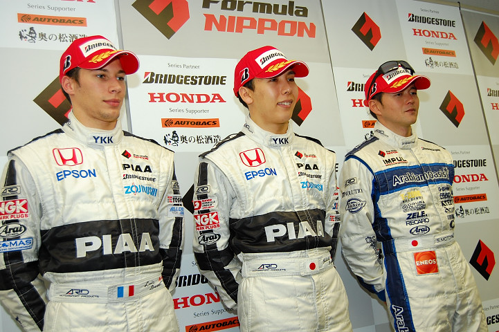 予選記者会見、左からロイック・デュバル（2位）、小暮卓史（PP）、本山哲（3位）