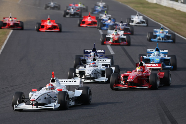 いよいよ最終戦がスタートした。ホールショットは小暮卓史（PIAA NAKAJIMA）