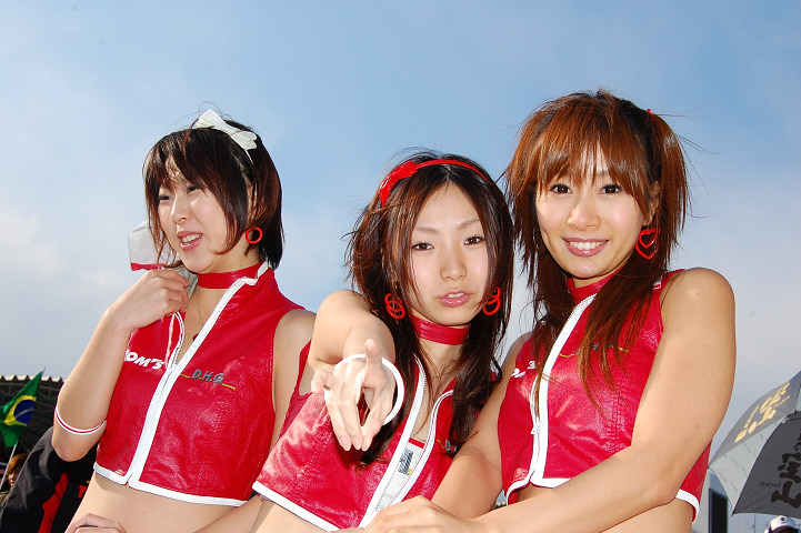 スターティンググリッドにて、キャンギャルたち