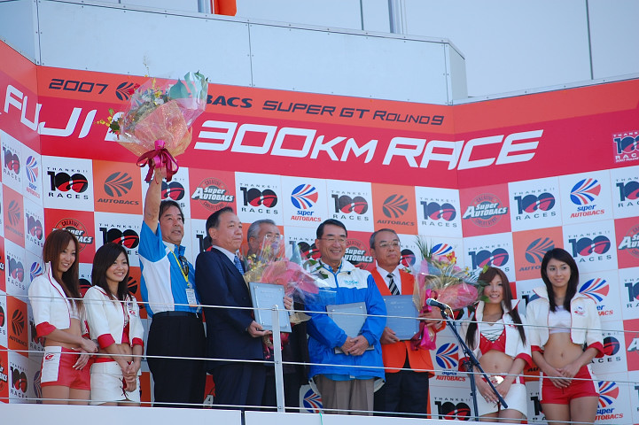 GTレース100戦を記念したセレモニーで表彰された面々