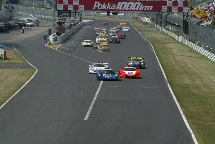 午後1時、1000km先のゴールを目指してスタートが切られた（GT300）