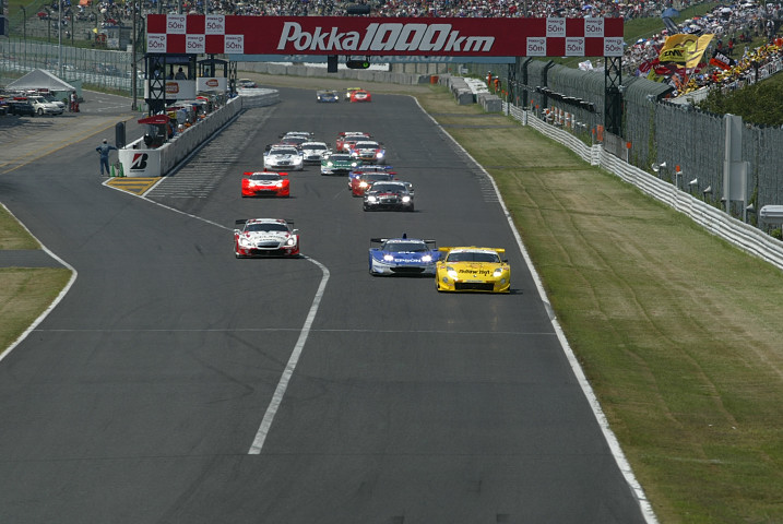 午後1時、1000km先のゴールを目指してスタートが切られた（GT500）