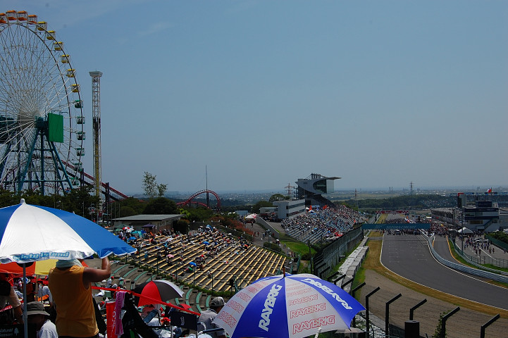決勝前、雲も晴れ今日の鈴鹿は暑くなりそうだ