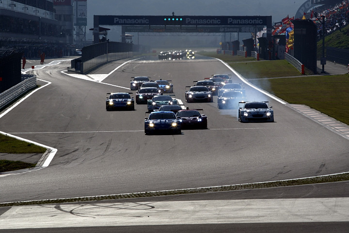GT500クラスのスタートシーン