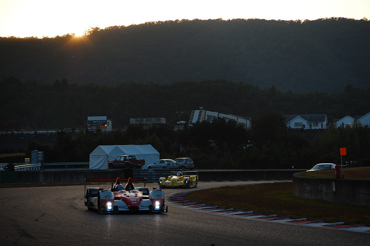 夕闇迫る中、トップを追い上げる無限COURAGE LC70（黒澤治樹／中野信治組）