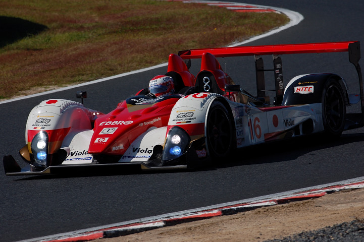 レースは1時間を経過。トップを快走する無限COURAGE　LC70（黒澤治樹／中野信治組）