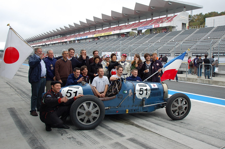 フランスからブガッティがやってきました。中野信治を囲んではいっポーズ