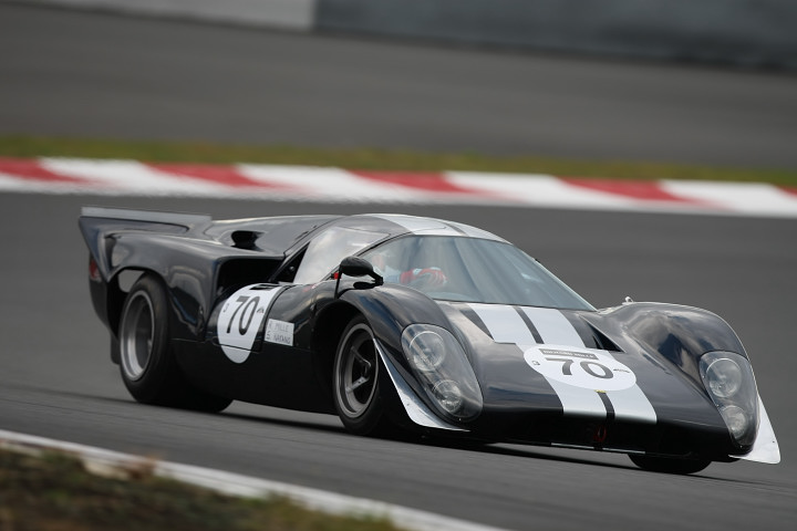 Lola T70MKⅢBは中野信治がドライブ