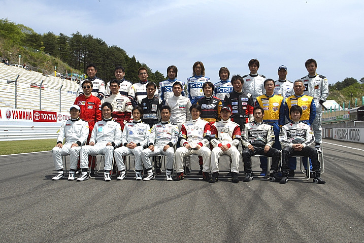 第１戦に出場する10チームのドライバー集合写真