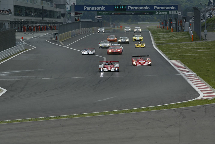 今回こそ1000km? 先のゴールを目指し10台のマシンがスタートした