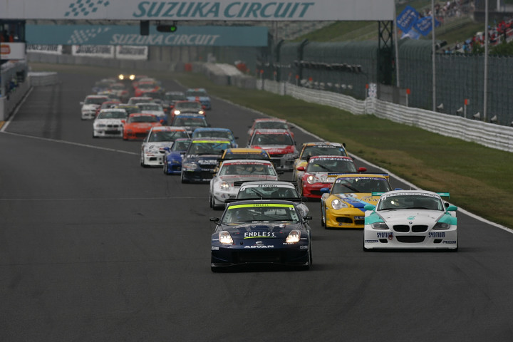 決勝レーススタート！ トップで1コーナーに飛び込んだのはPPのエンドレスアドバンZ