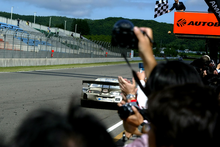 勝利のチェッカーを受けるDENSO SARD SUPRA HV-R（飯田 章/平中 克幸/アンドレ・クート/片岡龍也組）