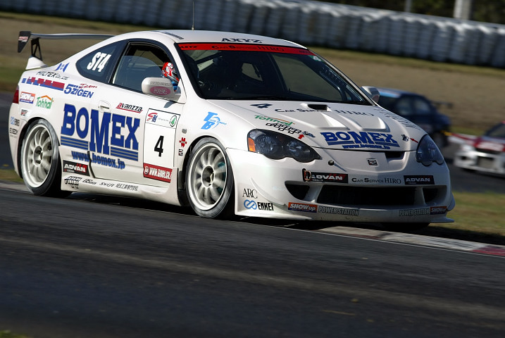 ST4クラス予選トップはAVANZZA BOMEX ADVAN DC5（なかむらたかひろ／太田侑弥／井上恵一組）