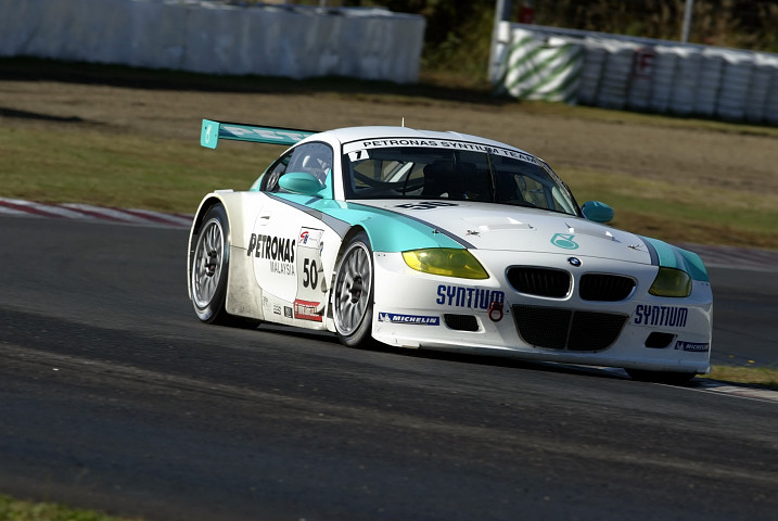 ポールポジションのPETRONAS SYNTIUM BMW Z4M COUPE（柳田真孝／Fariqe Hairuman組）