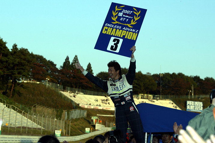 優勝＆クラスチャンピオンを決めた影山正美（ENDLESS ADVAN Z）を迎える青木孝行