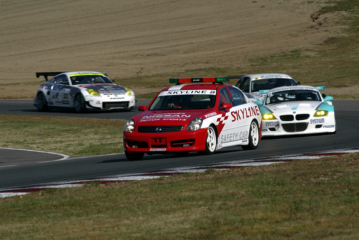 決勝レースは3度もペースカーが入る荒れた展開となった