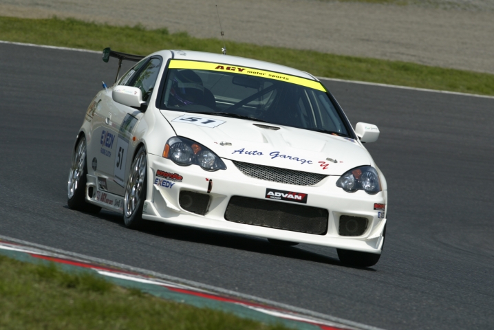 一挙にシビックTypeRが増えて賑やかになったST4。しかしポールは黒木親子のインテグラだ