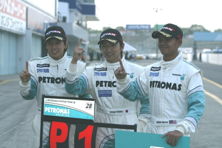 優勝した28号車のドライバー。右から吉田広樹、片岡龍也、今回は欠場のヨハン・アズミ