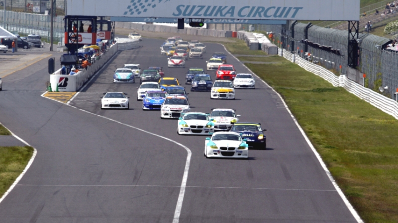 第1戦のスタート。序盤からトップを快走していた50号車だったが.....