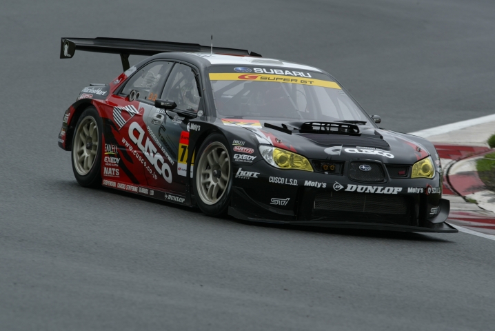 GT300クラスはインプレッサが他を圧倒。滑りやすい路面になればAWDの独壇場だ
