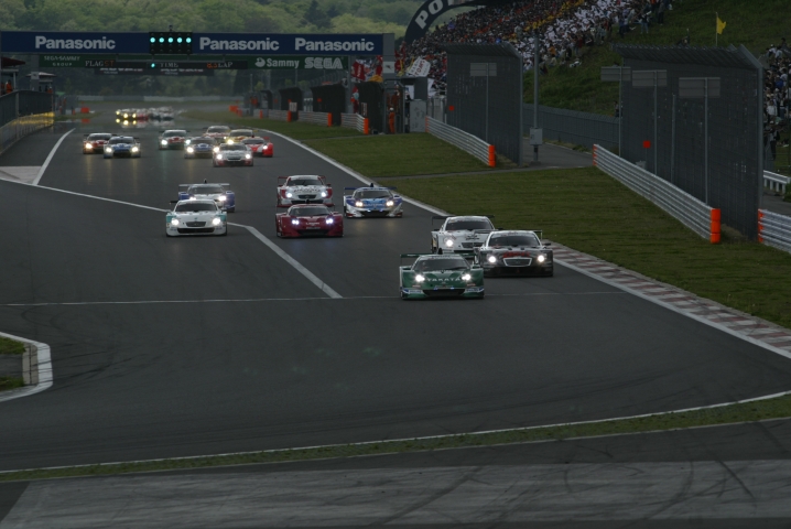 序盤順調にトップを走っていたTAKATA童夢立ったが.......