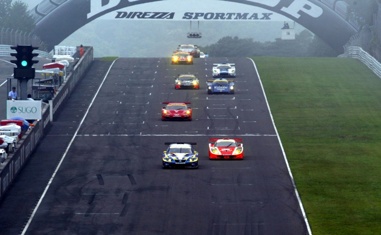 GT300のスタート。序盤勝負と決めていた新田の駆るガライヤが一気にトップに躍り出た。