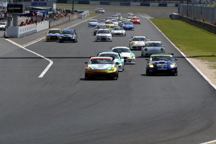 ホールショットを奪ったのはポールの10号車。しかしZ4Mクーペ勢は序盤から着実に順位を上げてきた