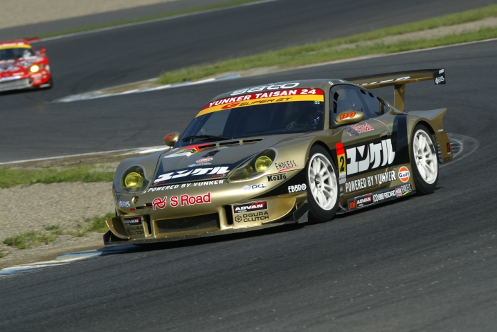 GT300のポールはユンケルポルシェ。ストップ・アンド・ゴーのレイアウトは大の得意だ