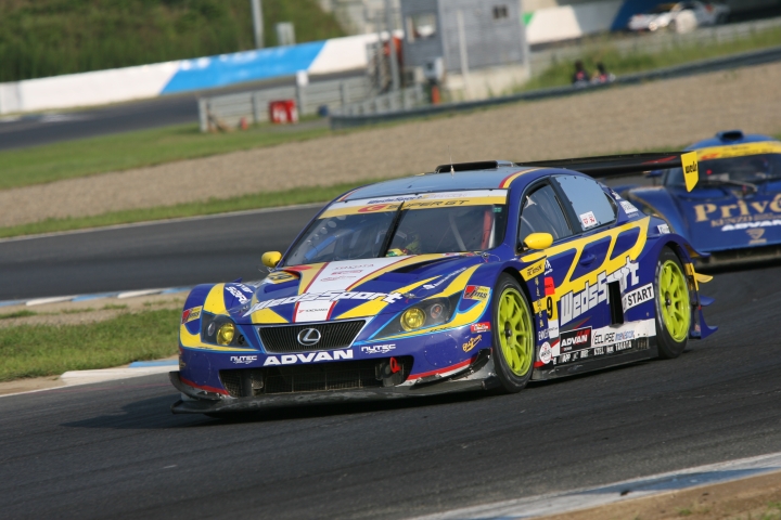 とにかくつかんでは投げちぎって投げ状態だったIS350。あっという間にトップ集団に喰らいついた。