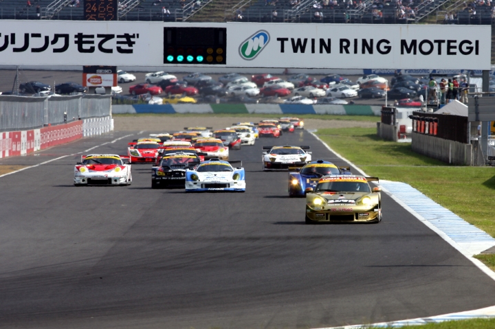 GT300のスタート。宣言どおり逃げ切りを目論んだユンケルポルシェだったが....