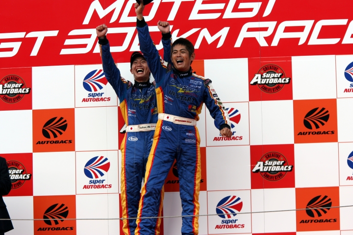 最後尾からまさかの大逆転！織戸と阿部がレクサスISに待望の勝利をもたらした