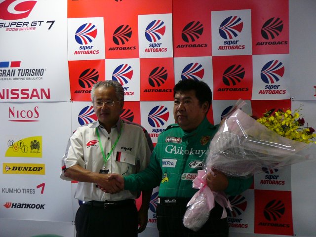 参戦100戦達成の石橋選手と坂東代表