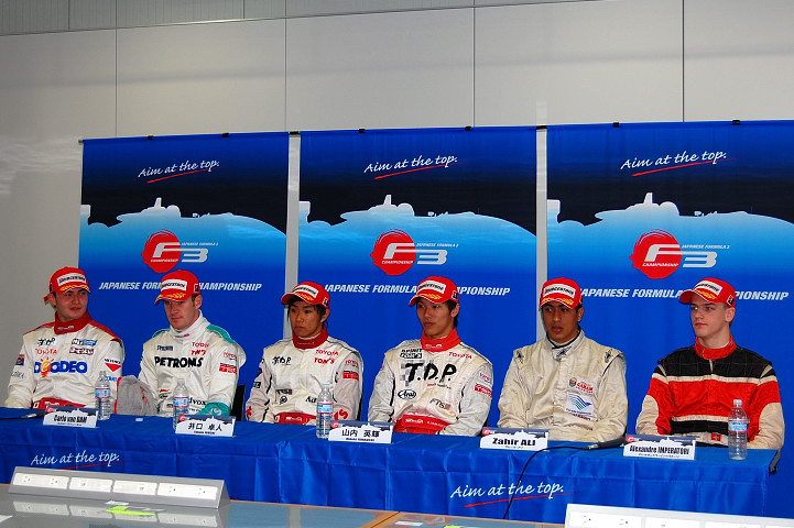 決勝記者会見にて 各クラス上位3名のﾄﾞﾗｲﾊﾞｰ達