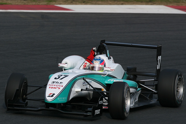 決勝では他を寄せ付けない速さでデビューウィンを飾った井口卓人（TOM'S）