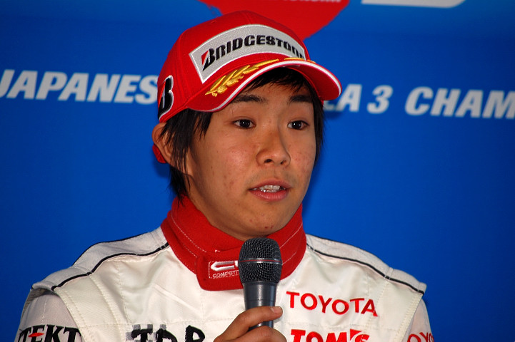 決勝記者会見にて　優勝の井口卓人（TOM'S）