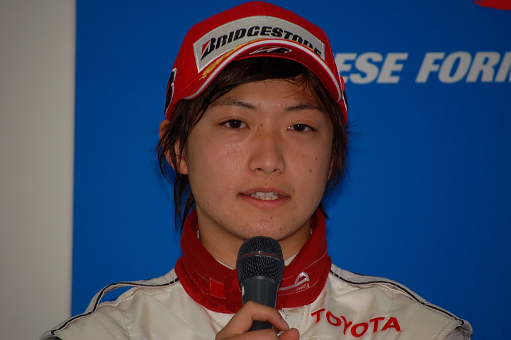 決勝記者会見にて　3位の国本京佑（TOM'S）