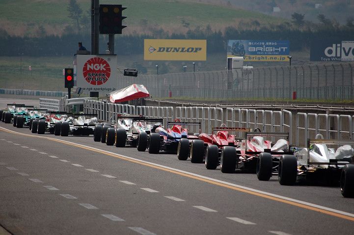 予選に出撃する各マシン