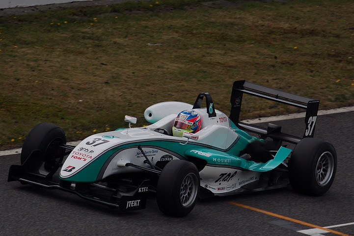 優勝し開幕から3戦連続ポールトゥウインを飾った井口卓人（TOM'S）