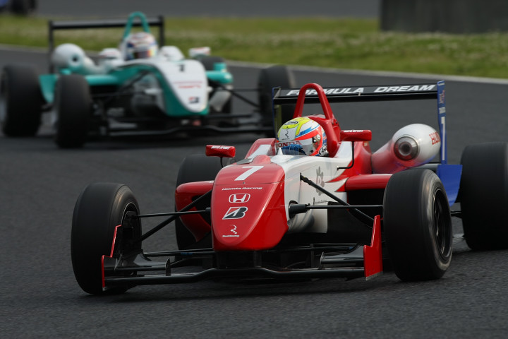 上位陣のペナルティに乗じ、山本尚貴（Real）が初優勝を果たした