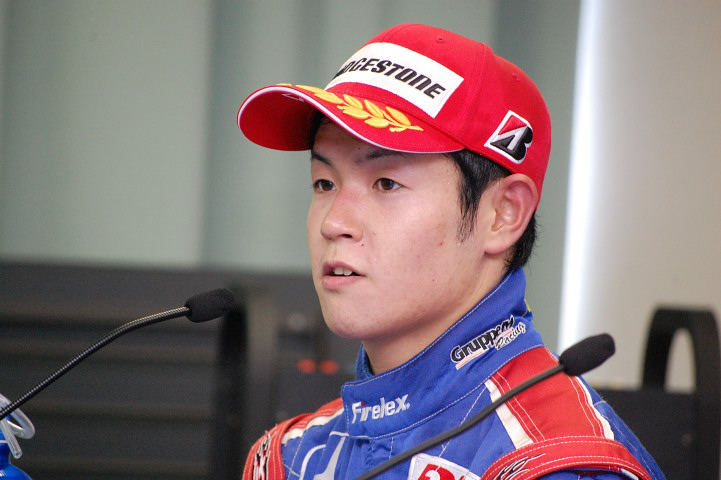 決勝記者会見にて、山本尚貴（Real）