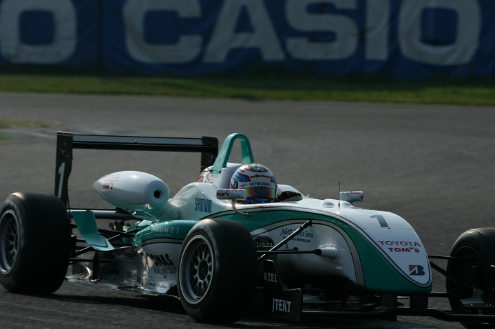 優勝は、カルロ・ヴァン･ダム（PETORONAS TOM'S）で2位以下を寄せ付けず