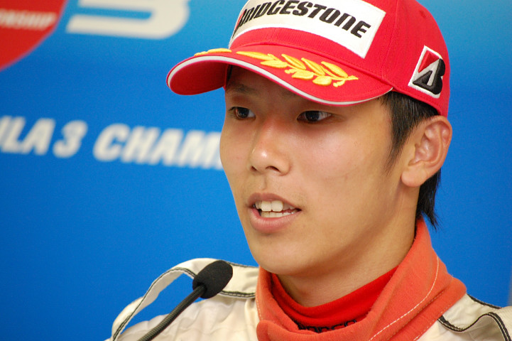 決勝記者会見にて、ナショナルクラス2位の山内英輝（SPILIT TOM'S）